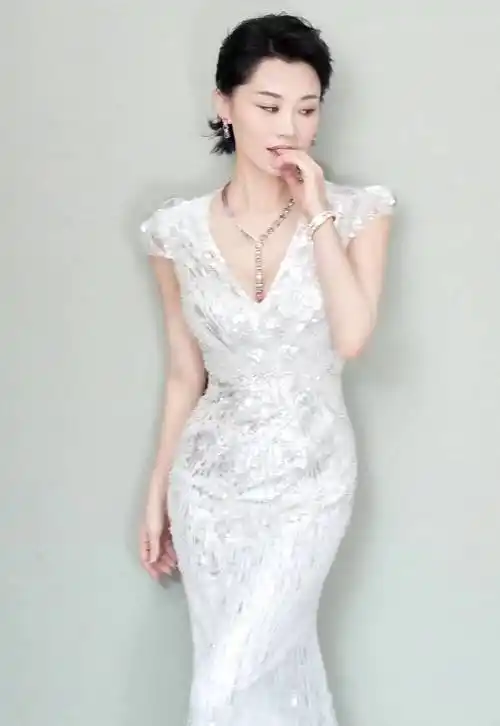 许晴老炮儿52岁许晴身材凹凸有致