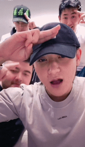 黄奕蔡少芬模仿黄子韬salute登上网络热搜了,是怎么回事?