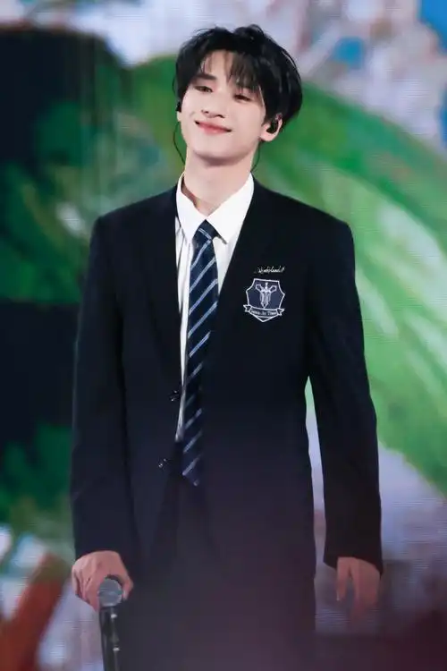 撒##严浩翔演唱会跟粉丝唠了五块钱的##严浩翔用rap串联所有自己的歌