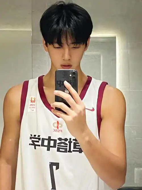 奶萌奶萌的高颜值,最重要的是,来自浙江的草塔中学,00后的校草,今天