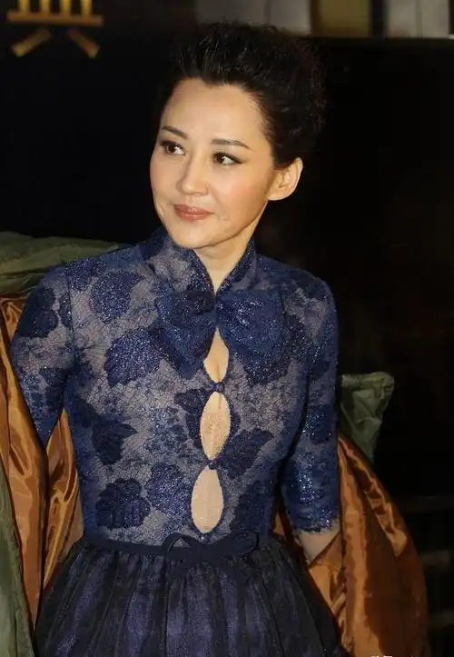 许晴"二次发育"了?穿白衣热裤身材前凸后翘,55岁的素颜美极了