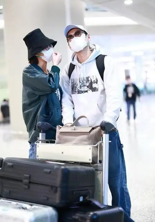 张歆艺和老公同框还那么甜皮夹克配牛仔裤打扮成率性少女