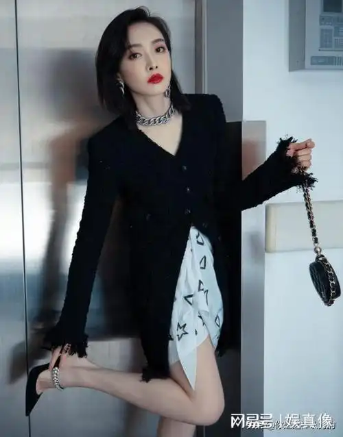 宋茜精致美腿穿尖头高跟出席elle风尚大典