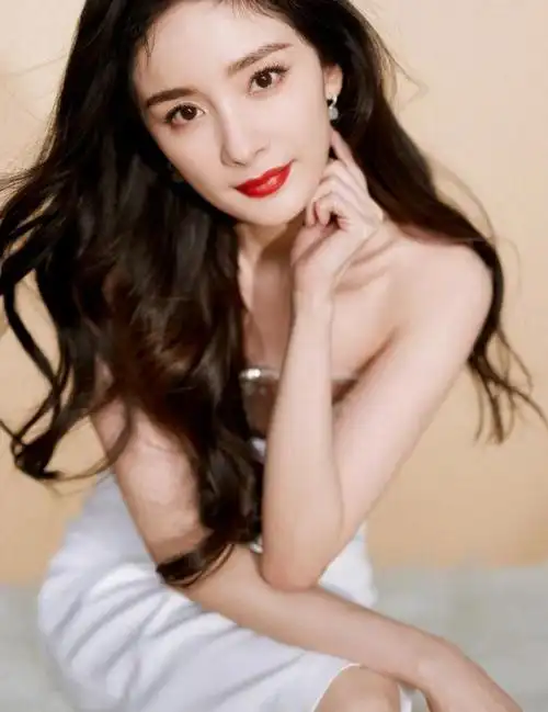 杨幂裹白裙勾勒曼妙身姿红唇卷发妩媚撩人