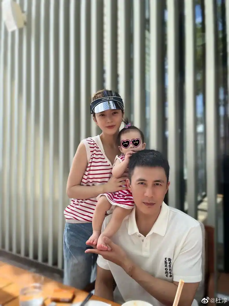 杜淳一家三口拍写真!夫妻同框如两代人,女儿皮肤白皙超可爱