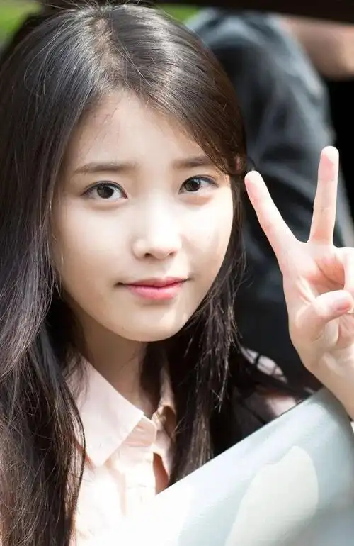 但谁能想到,iu刚出道的时候,也是有"黑历史"的呢.