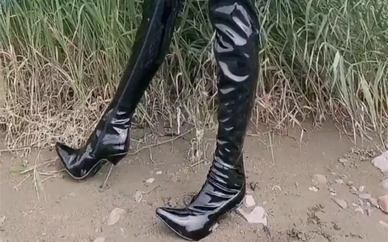 【原声】穿铮亮的过膝长靴踩泥