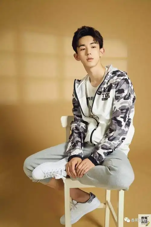 郭俊辰当零食遇到chic少年太太太可口香蕉街拍