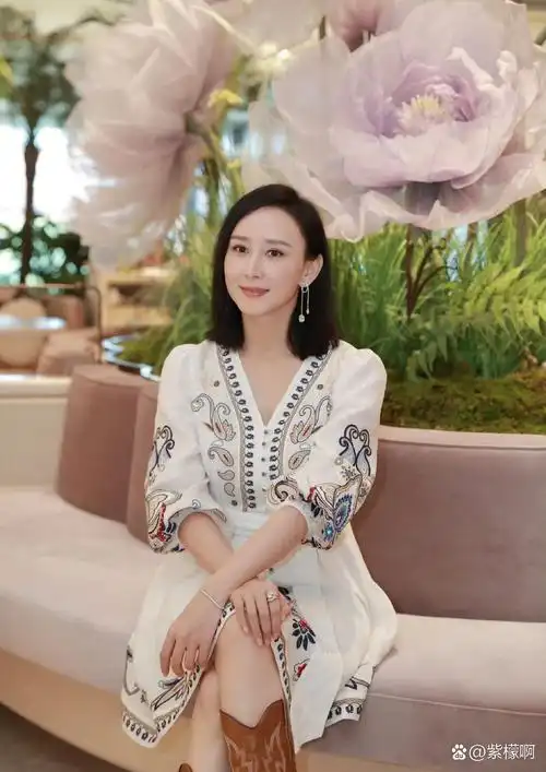 46岁的胡静风采依旧,20年如一日的自然保养让她美丽不减当年,无需科技