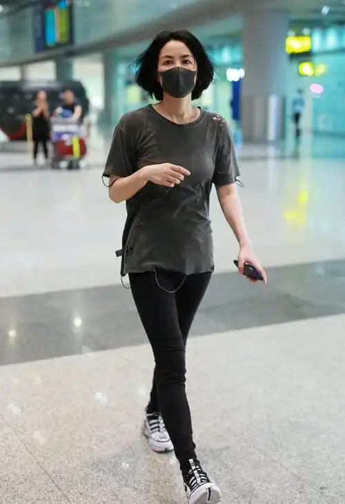 王菲亮相机场破洞t恤搭配黑色铅笔裤低调不张扬却不失气场