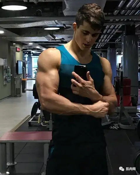 中国男人大秀身材看小姑娘和女人的区别