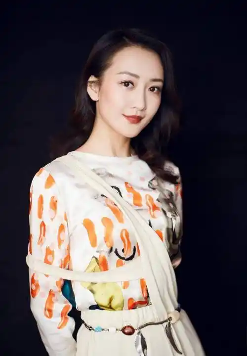 被37岁王鸥新造型美到了,大红色商务西服搭配卷发造型,魅力十足_气质