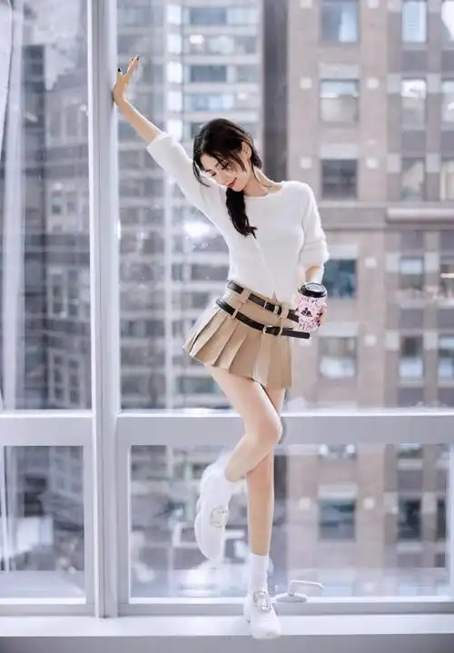 其中,杨颖马甲短裙造型更是令人难以转移视线.