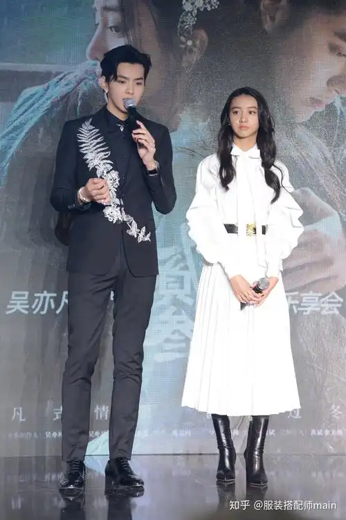 木村光希露面吴亦凡直播会,淡妆配白裙优雅大方,高颜值cp真养眼