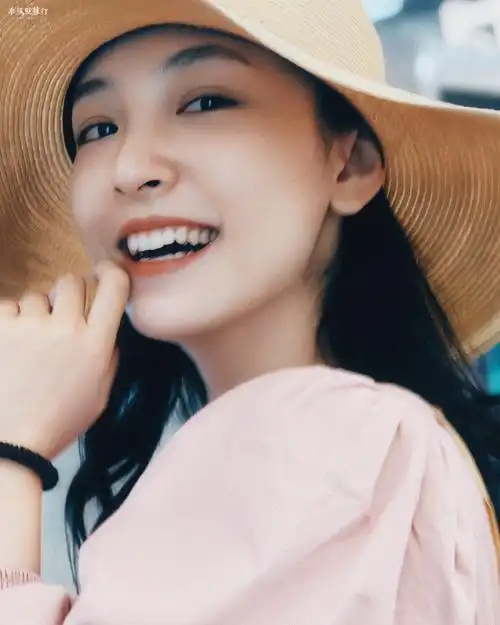 0606素颜好灵动好漂亮,生日素颜写真清透又舒服,超有记忆点,眼睛