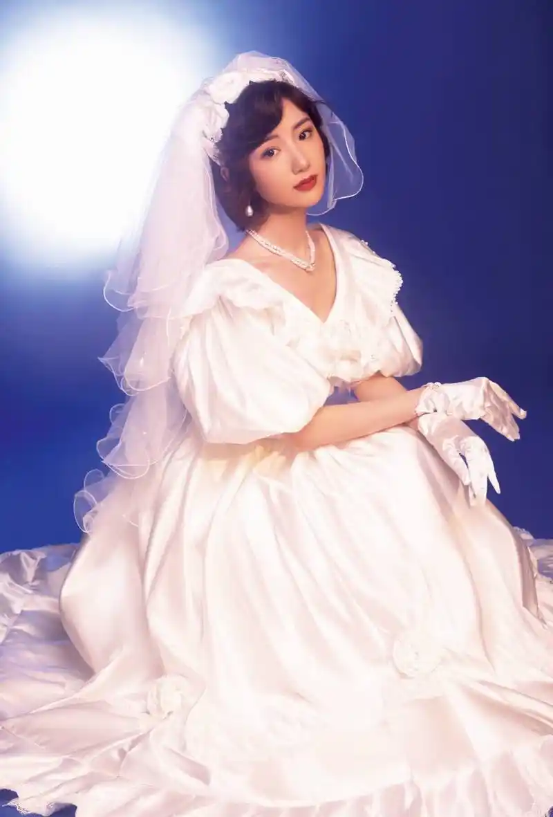 分享一组毛晓彤和宋祖儿在剧中的精美婚纱照,浓浓的年代感让照片有一