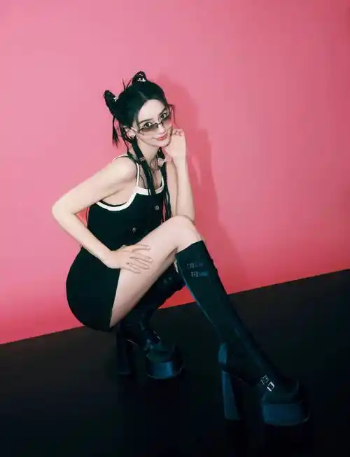 杨颖穿黑色超短裙变辣妹!肤白貌美大长腿性感惊艳_肌肤_秀发_样子