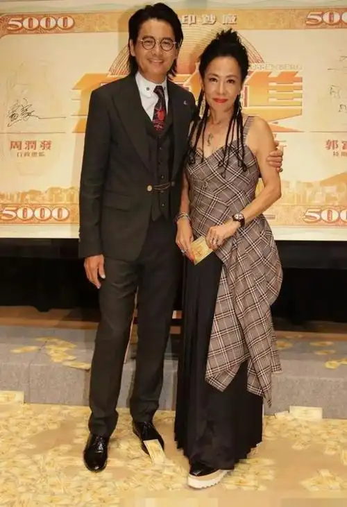 周润发老婆真不愧出身豪门,一袭紫色长裙,迟暮之年还如此优雅_陈荟莲