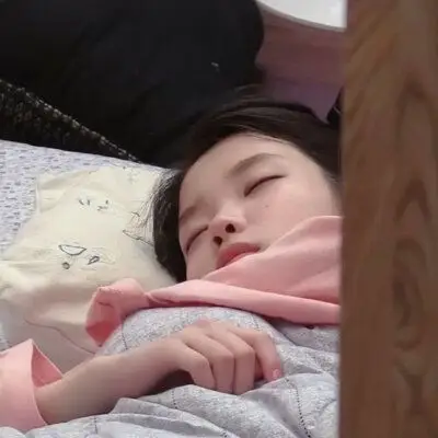 iu李知恩睡着的uu