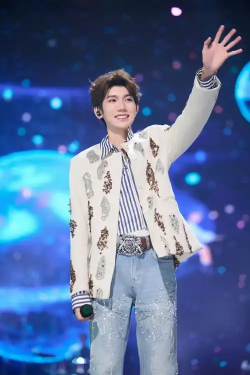 王源在蓝色的萤火虫中,找寻属于自己的那份宁静,在宁静中发现了自己的