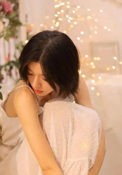 知性短发气质美女