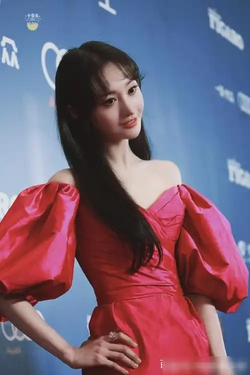 漫画中走出来的郑爽,玫红色连衣裙更称郑爽的美_网易订阅