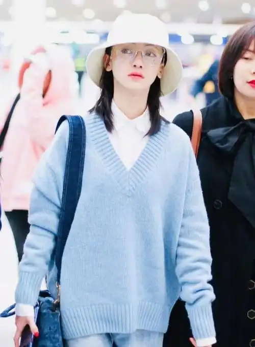吴谨言认真打扮起来真洋气,穿蓝色毛衣搭配渔夫帽走机场,好时髦