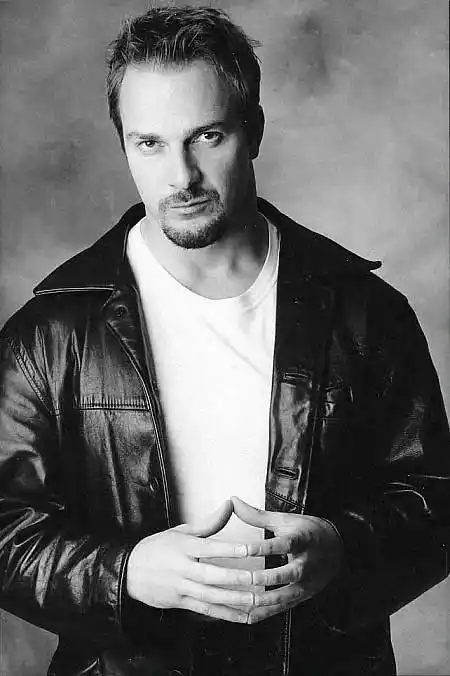 身高:183cm出生日期:1968-6-10(加拿大 )演员mike dopud麦克·道帕德