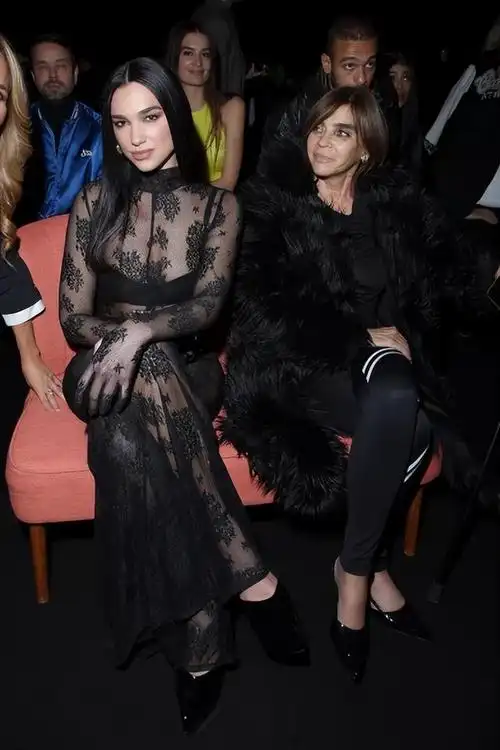 莉帕穿的黑色蕾丝透明衣惊艳米兰时装周