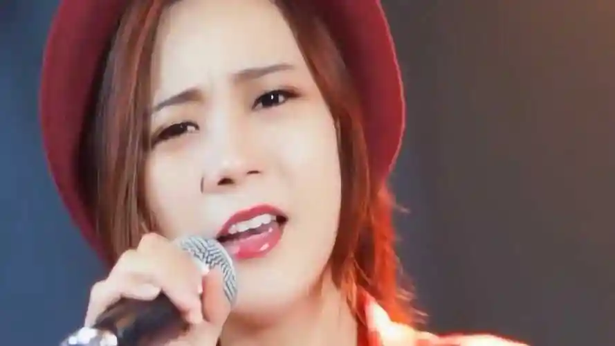 广东美女翻唱《昨天今天下雨天》粤语版,很有实力的网红女歌手