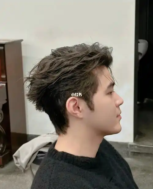 来呗~蝴蝶烫打造凌乱层次感 需要打造型品除了碎盖 其他发型基本要擦