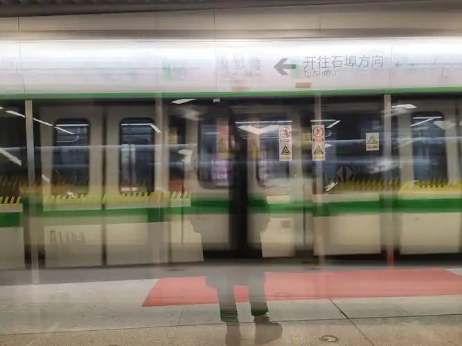 飞快的地铁与她的背影形成对比.—动静结合