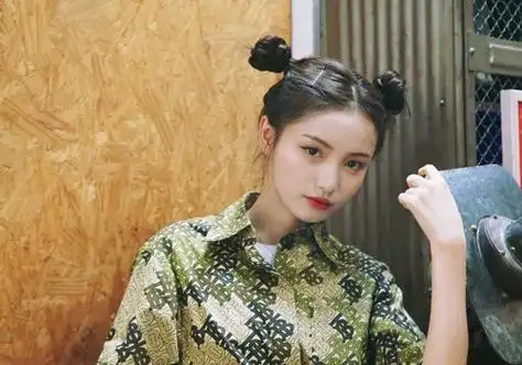 头顶两个丸子头娇俏可爱 就问你好看不