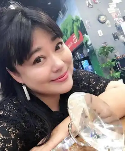 李菁菁最近情况曝光携家人出游和小21岁老公戴情侣翡翠戒