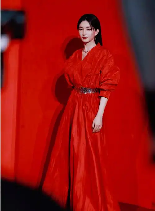 这倒是让小编想到了江疏影在《无名》中的造型.