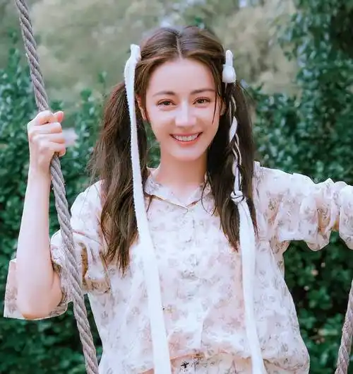 迪丽热巴黄景瑜恋爱风波升级!探班证据疑被扒,鹿晗陈伟霆成线索