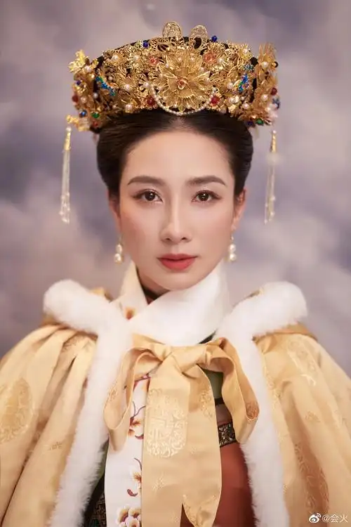 陶昕然再现古装扮相,眼神气场更强大了,皇贵妃即视感