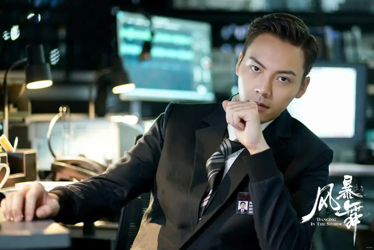 陈伟霆新剧《风暴舞》杀青剧照,粉丝感叹简直是神仙美人!