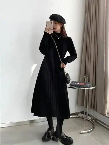 搭配酒红色的毛衣,洋气又显白,鞋子选择黑色乐福鞋,好显瘦又带有温柔