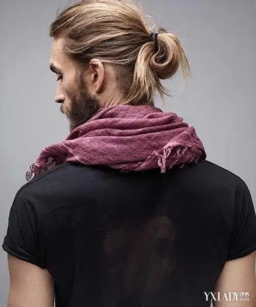 男生留着中长发,丰盈蓬松的中长发散落下来看起来杂乱无章,不如将头发