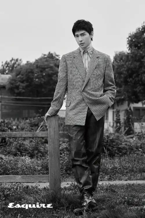 《时尚先生》杨洋八月刊内页大片公开 找到扎根的地方用力生长__凤凰