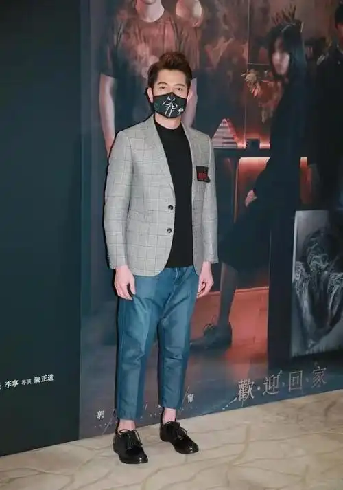 57岁郭富城过生日,穿西装站小22岁老婆旁很帅气,真是人老心不老