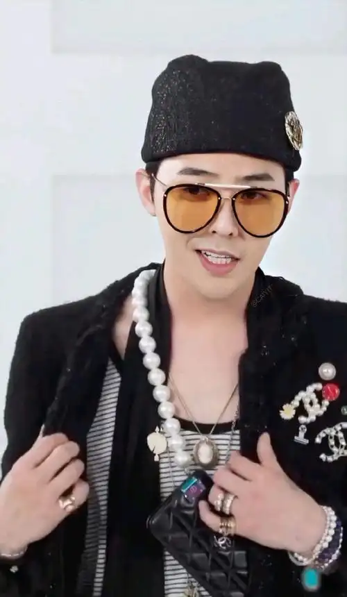 权志龙穿搭造型,精致的珍珠配饰,潮酷范儿十足