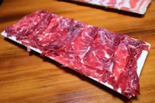 保证每一口都是鲜嫩的美味~在最短时间,牛肉被熟练地分解,改刀,摆盘