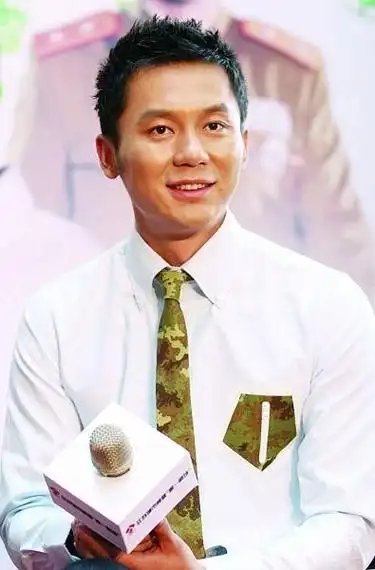 李晨曾是一名军人,如今成为娱乐圈闪耀的明星,他的人生旅程犹如一部