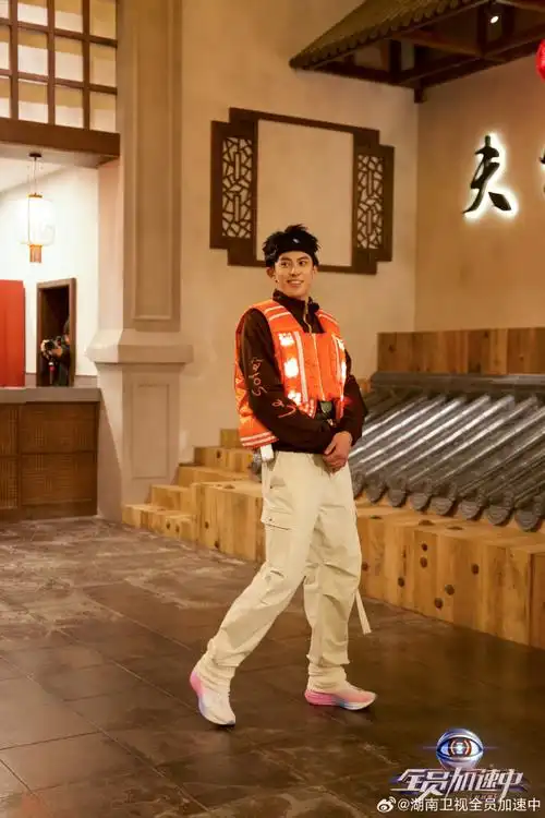 你们怎么知道特步品牌代言人@王鹤棣_dylan脚上这双鞋是特步260x 跑鞋