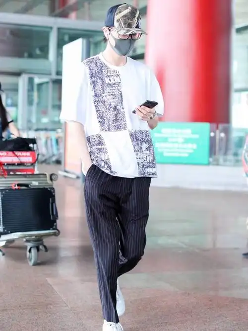 被许嵩帅到戴鸭舌帽低调现身机场白色棉袄软萌可爱