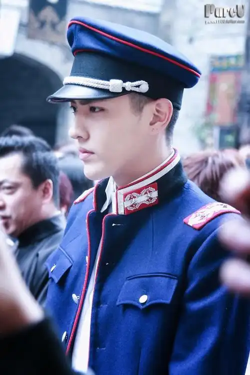 吴亦凡军装变身民国警官 铁血柔情又能卖萌