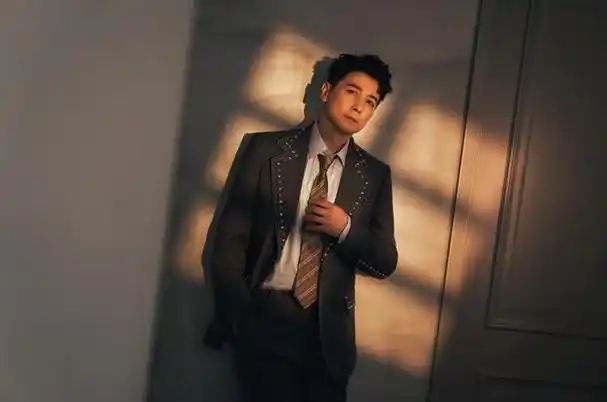 保剑锋今日释出时尚写真 铆钉西装造型放射优雅魅力