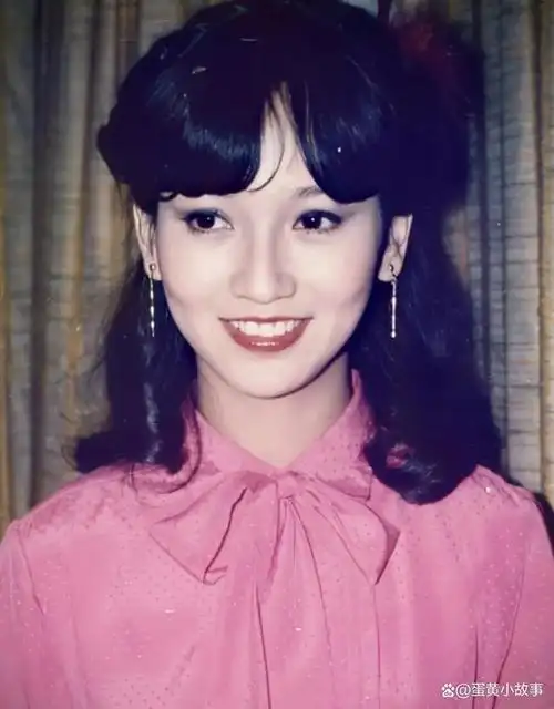 赵雅芝终究是老了,在美颜下看似年轻,但身材多少还是有点暴露了